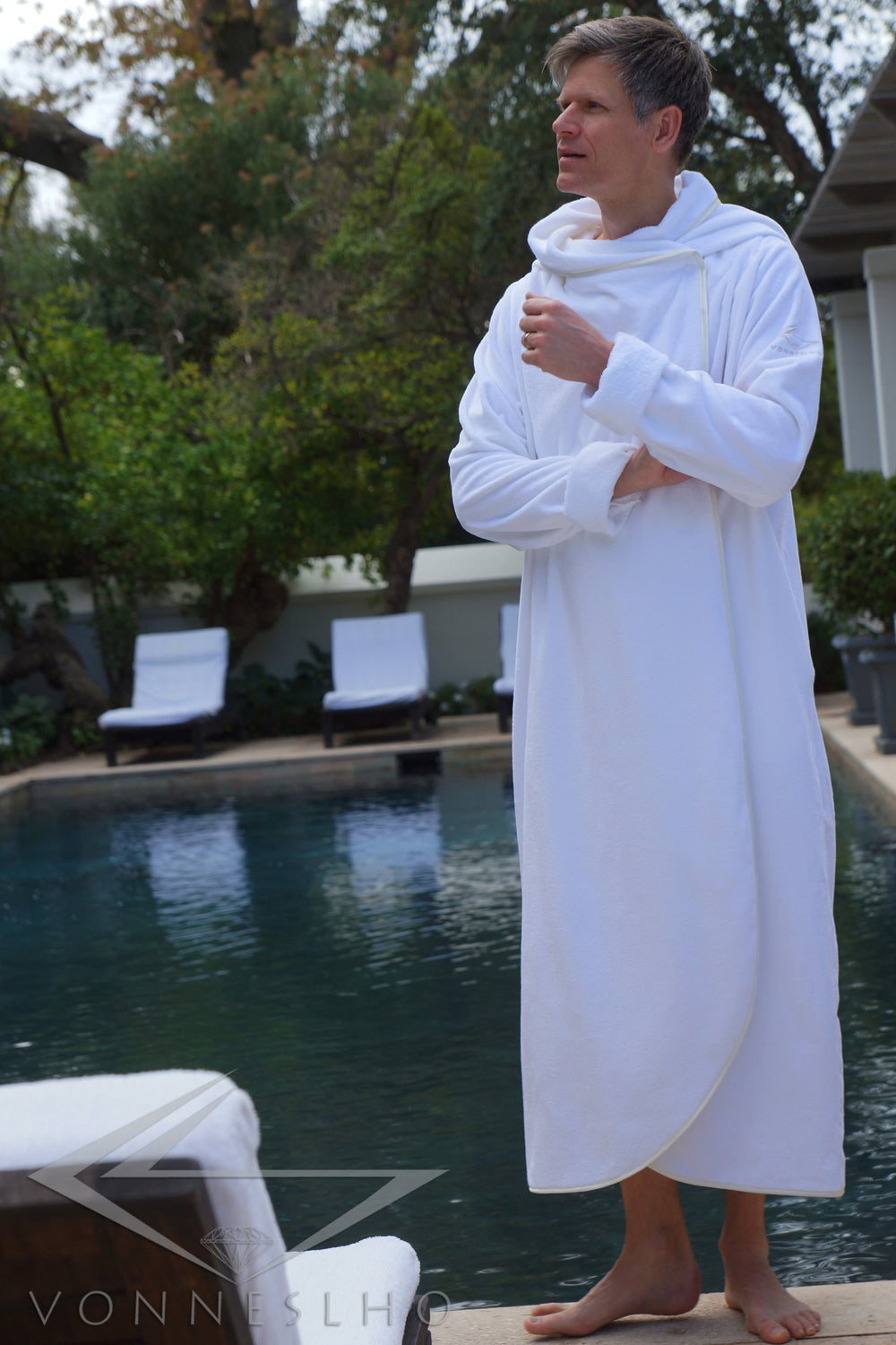 Kuscheliger Bademantel für eine elegante Umhüllung mit weitem Schnitt exklusiver Biobademantel mit Kapuze schöner Luxusbademantel Bathrobe extra langer Designerbademantel Hotelbademantel Reisebademantel
Velours Comfort Bademantel aus 100% Bio-Baumwolle