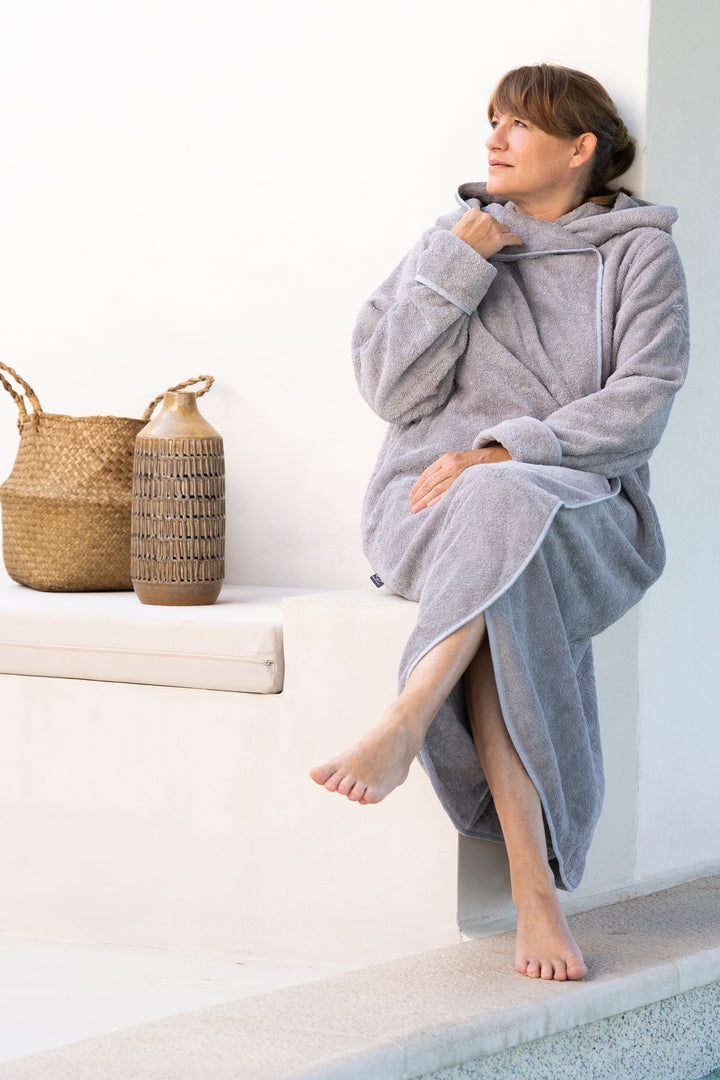 Extra langer flauschig weicher Luxus Bademantel mit Kapuze in Steingrau – VONNESLHO Comfort
