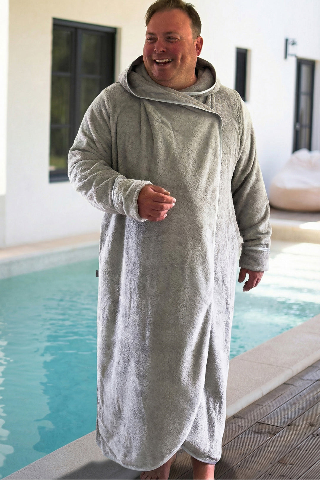 Extra langer Luxus Bademantel mit Kapuze in steingrau am Pool – VONNESLHO Comfort aus Bio-Baumwolle