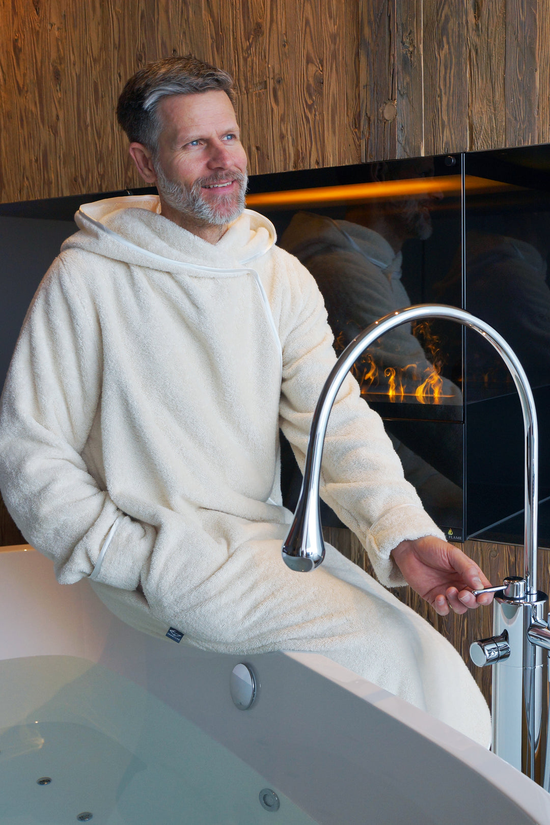 Luxus Bademantel mit Kapuze in Creme im Wellnessbereich – VONNESLHO Comfort aus Bio-Baumwolle