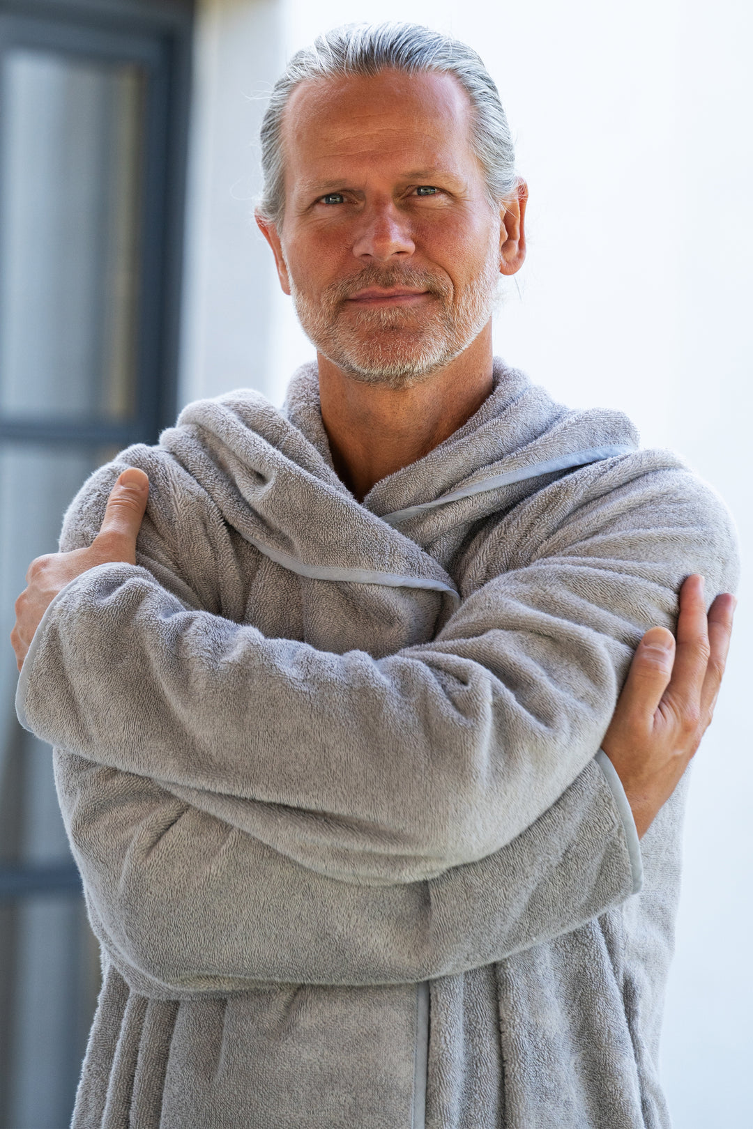 Luxus Bademantel mit Kapuze in Steingrau – Detailansicht VONNESLHO Comfort aus Bio-Baumwolle