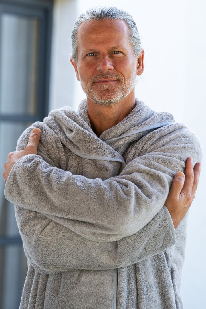 Luxus Bademantel mit Kapuze in Steingrau – Detailansicht VONNESLHO Comfort aus Bio-Baumwolle
