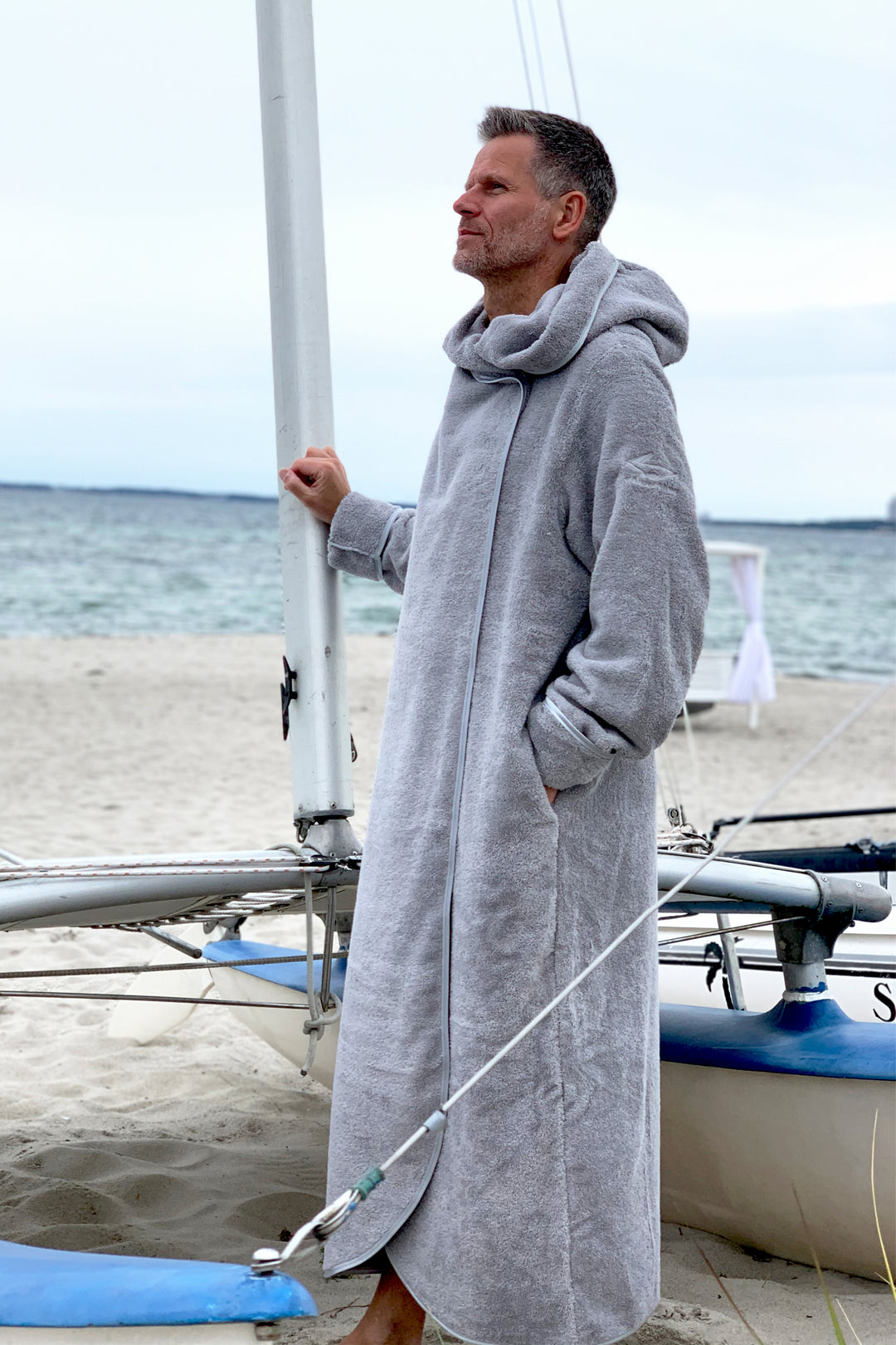 Extra langer Luxus Bademantel mit Kapuze in grau am Strand – VONNESLHO Comfort aus Bio-Baumwolle 